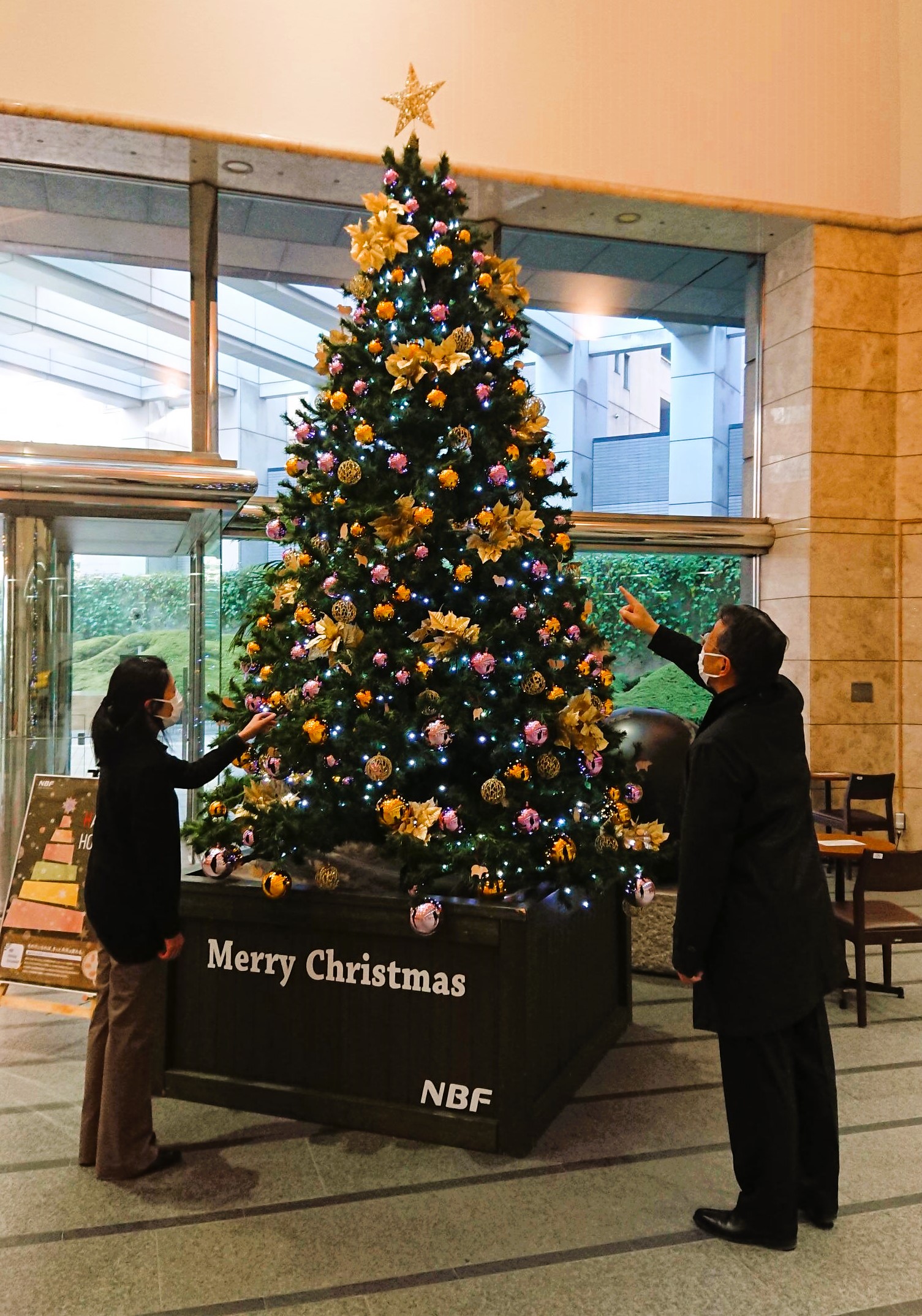 日本自動車会館に毎年恒例〝大型クリスマスツリー〟登場