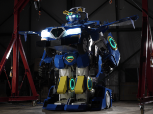 ジェイダイト・ライド有限責任事業組合、人が搭乗できる全長約4メートルの 人型変形ロボット「J-deite RIDE」を公開 ～アミューズメントパーク向け変形ロボット型遊戯機械の開発を開始～