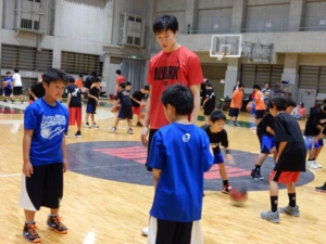 西東京カローラ　アルバルク東京選手と交流　小学生にバスケット指導