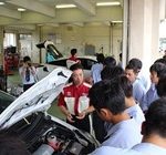 茨城トヨタ、セキショウホンダ、高校でＨＶ出張授業　実車で技術説明