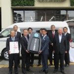 ネッツ東埼玉、川口市に地域福祉車両、車いす50台を寄贈
