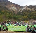 福島トヨタ、磐梯山でプリウスユーザーが清掃登山
