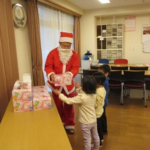 神奈川トヨタ、児童養護施設にサンタがケーキ贈る