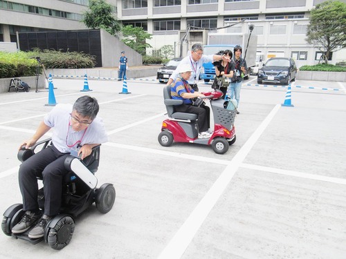 経産省、シニア向けに低速モビリティ試乗会