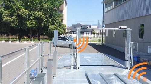機械式駐車場に自動入庫　自動運転車の実証実験に成功　新明和工業と群馬大