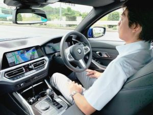 自動運転レベル「２．５」　ハンズオフ、走り出す　ＢＭＷに続き日産も来月