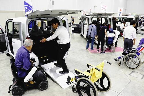 多様な福祉車両が３１台　自販連群馬、第２０回展示会　希望の車制作相談も