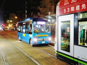 路面電車軌道に自動運転バス　広島大学、世界初の実証実験