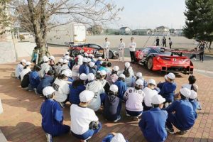 モータースポーツ課外授業スーパーＧＴ学校訪問　子供たちに夢追いかける大切さ伝える