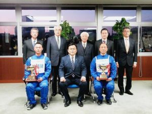 全日本整備技能大会で優勝した神奈川県チームに国土交通大臣杯