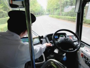 運転席無人の大型バス　よこはま動物園で自動運転実証