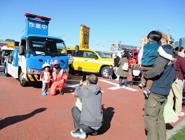 〝緊急車両〟が夢の共演　ＪＡＦのレッカー車も