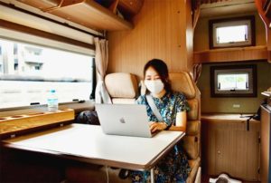 カーステイ　キャンピングカーを動くオフィスに活用
