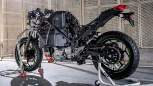川崎重工、二輪車の電動化を加速　水素エンジン車開発も