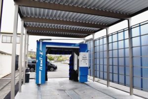 富山県中央自動車学校　門型洗車機導入でキレイな教習車ＰＲ
