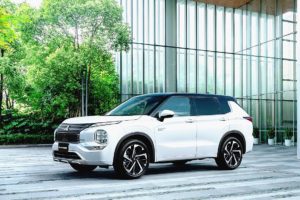 三菱自「アウトランダーPHEV」全面改良　初の７人乗り、12月発売