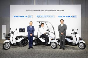 ホンダ、屋根付き電動三輪スクーター発売　新型交換式バッテリー搭載