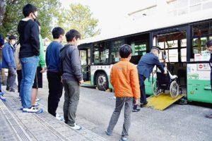 小学校で車いすバス利用体験　近畿運輸局がバリアフリー教室