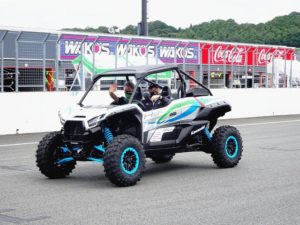川崎重工　二輪車向け水素エンジン初披露、四輪バギー搭載デモ走行