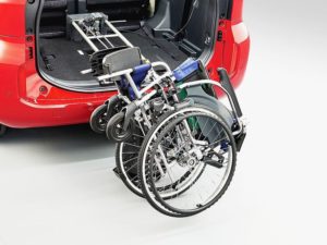 トヨタ　既販車に後付けできる車いす収納装置を発売