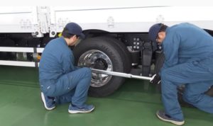 国交省　大型車タイヤ脱着の解説動画、ユーチューブで公開