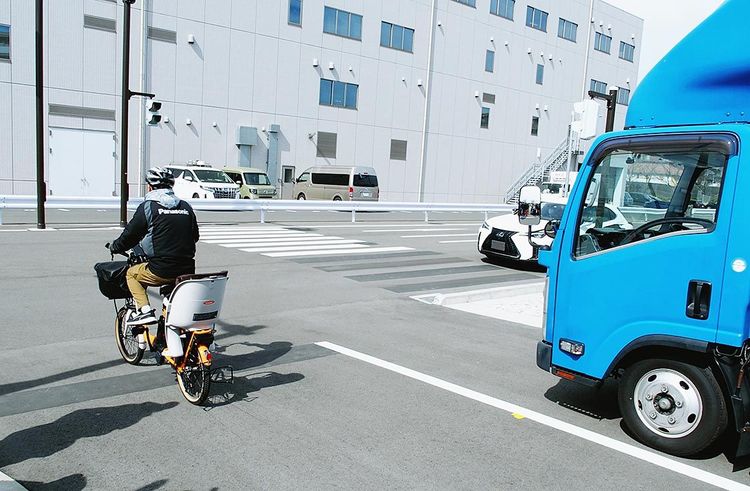 パナソニックなど　クルマと自転車が相互通信、出会い頭の事故予防