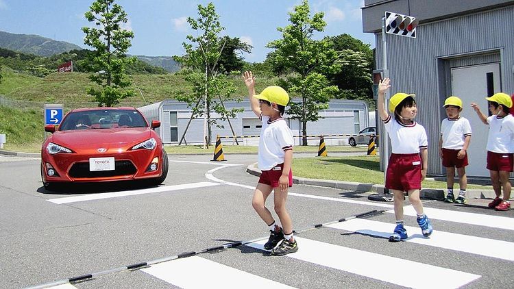 日本自動車工業会　道路横断歩行者の事故低減へ啓発プログラム