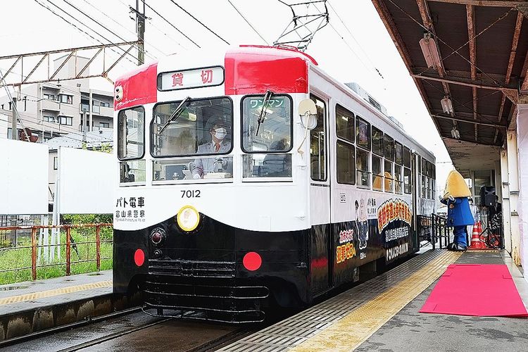 富山でパトカー路面電車の運行開始　メッセージで交通安全啓発