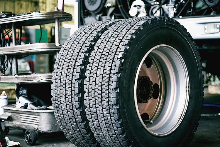 車輪脱落事故で「ナット緩み再確認を」　トラック・タイヤ業界に緊急指示