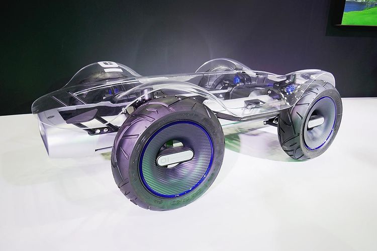 自動車メーカー　「東京オートサロン」実用化もにらんだ多様なモデル出展