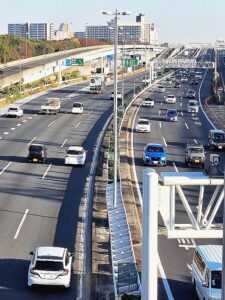 国交省　「自動物流道路」検討開始、高速道の中央分離帯や地下空間活用