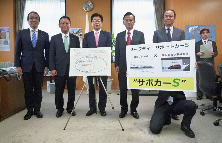 国交省　ペダル踏み間違い時加速抑制装置、25年にも義務化
