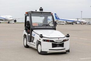 豊田自動織機とANA　空港で自動運転「レベル４」無人貨物搬送を試験運用