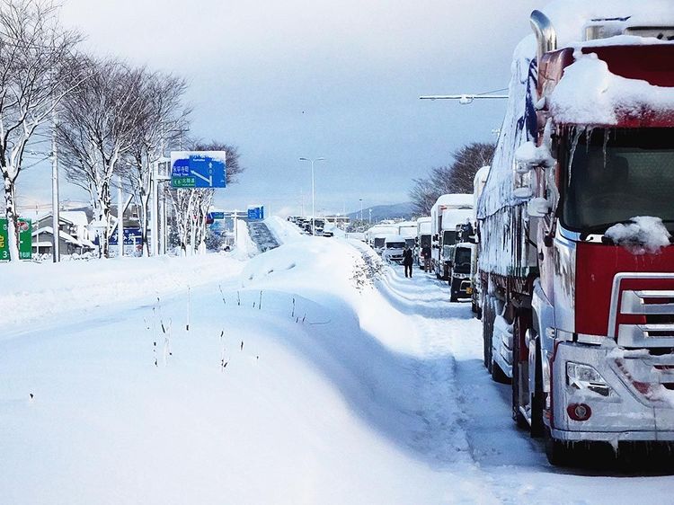 降雪・凍結で交通事故頻発　国交省、運送事業者や荷主に安全確保求める