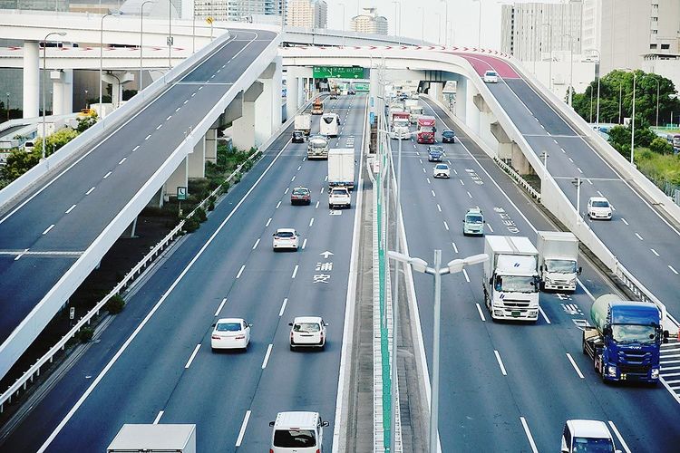 国交省、道路の脱炭素化を推進　基本方針案を公表　EV走行中給電やペロブスカイト太陽電池など