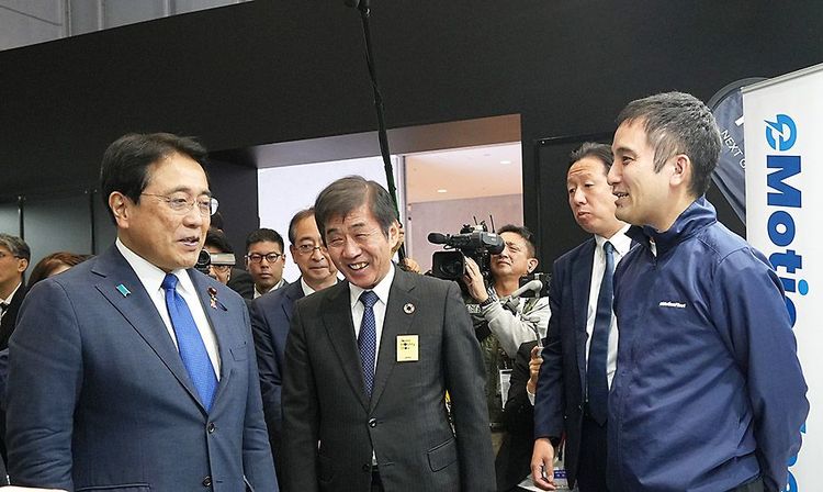 赤澤経産相、JMSを視察　自動車メーカートップらと懇談　米関税・半導体・税制改正で意見交換