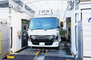 いすゞ、小型EVトラックと交換ステーションを公開　左右から同時に電池交換