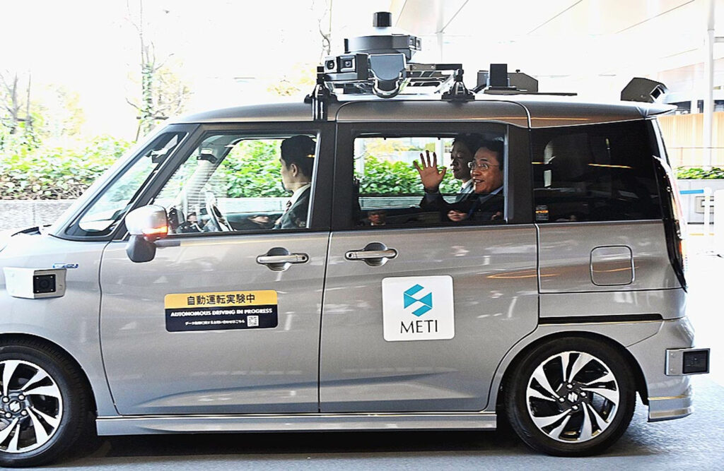 経産省、「国会定期便」車両で自動運転　12月19日まで実証