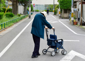 国交省、高齢者の交通事故防止へ新たな安全対策　「二段階横断施設」など設置　全国10区間で先行実施