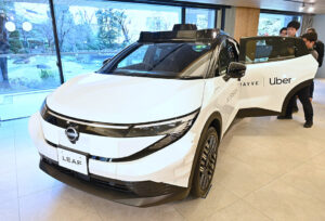 国内ロボタクシー市場、本格立ち上げへ　日産・ウーバーらが参入　なおも残る事業化の壁