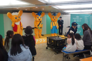 日本自動車会議所、新宿警察署と「交通安全アクション」開催　電動車いすやVR体験