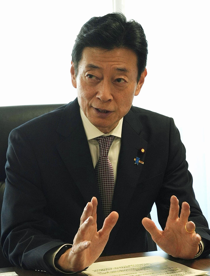 自民党自動車議連の西村康稔会長、EV課税は「今年中に大きな方向性を出す」