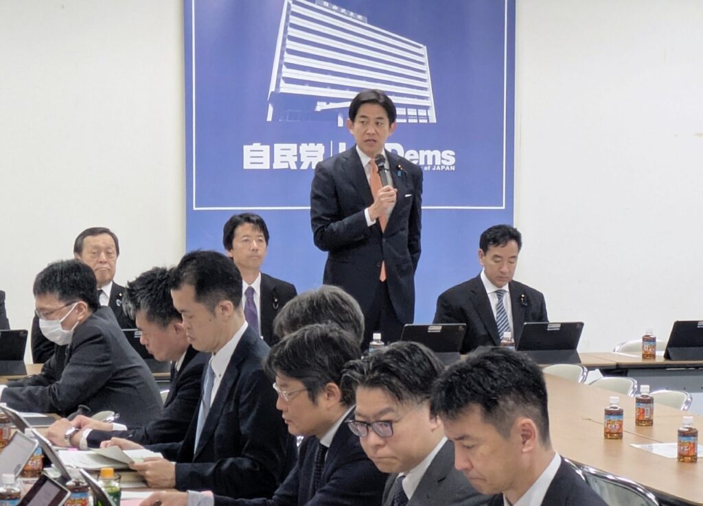 ガソリン補助、毎月5円縮小　電気代支援再開　自民提言案